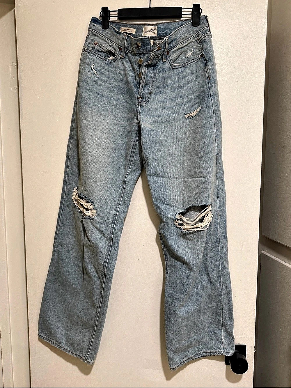 Universal Thread 90s Low Rise Baggy Jeans Straight Leg Distressed Jeans in Blue